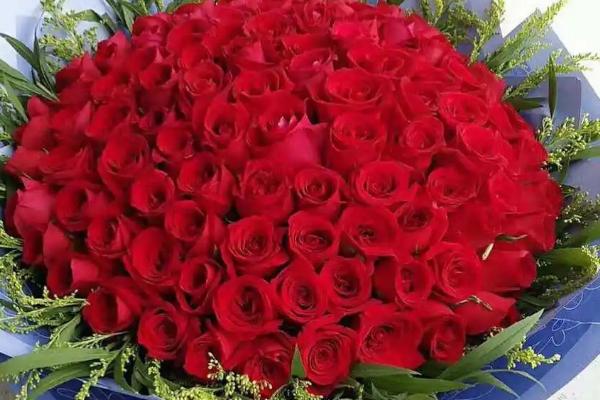 十朵红玫瑰的寓意，代表着十全十美的爱恋