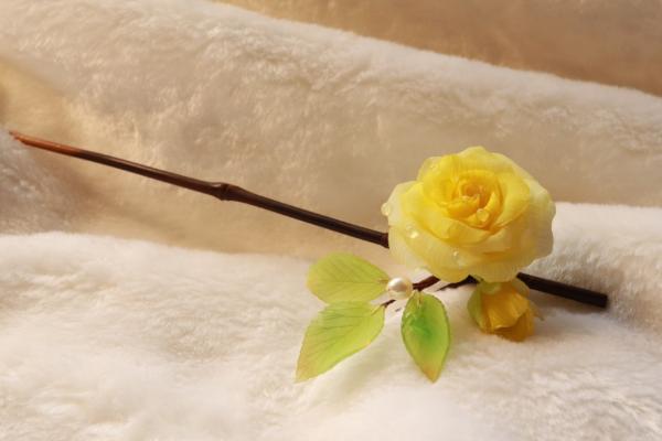 一朵黄玫瑰寓意什么，寓意你是唯一、一见钟情等