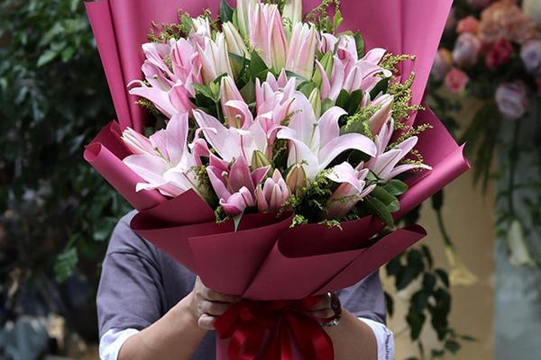 男朋友过生日可以送花吗，可以选择送玫瑰花、百合花、郁金香等