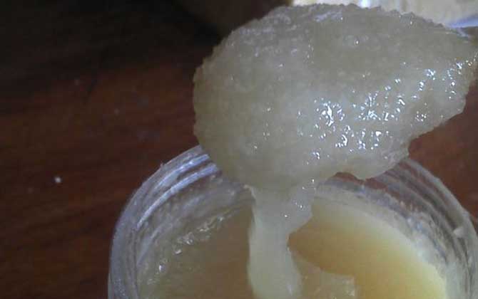 掺了白糖的蜂蜜结晶吗？可能结晶，但结晶状态与真蜂蜜大不相同！