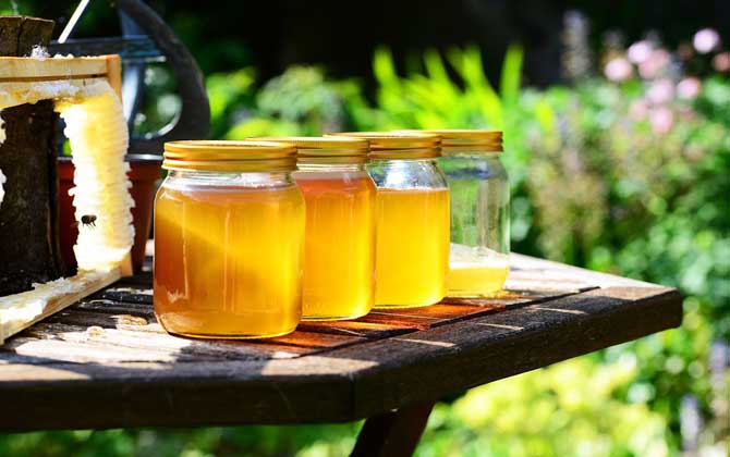 什么蜂蜜才是好蜂蜜？两个点，一是由花蜜酿成，二是完全酿成熟！