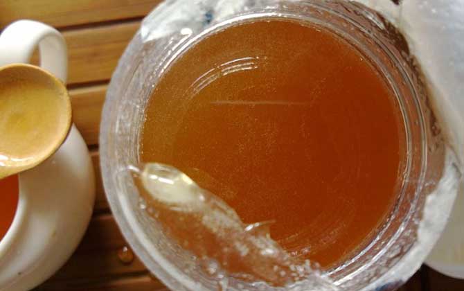 生姜蜂蜜水有什么功效？不但能美容养颜，对缓解痛经也极为有效！