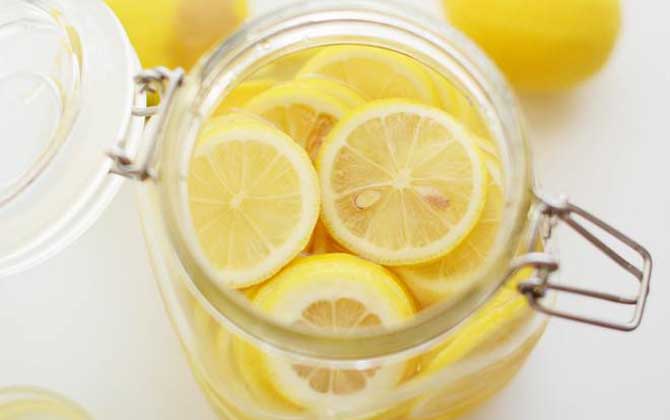 自制蜂蜜柠檬茶的禁忌，不能长期空腹喝，更不能长期过量饮用！