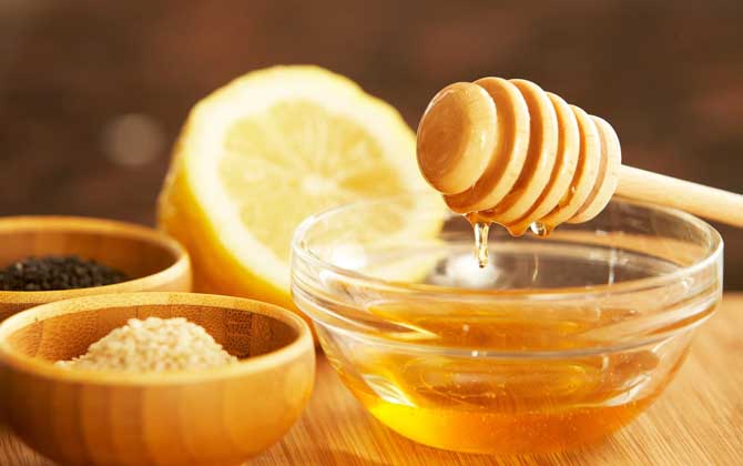 柠檬蜂蜜水最佳饮用时间，早上喝能排毒养颜，晚上喝能安神助眠！