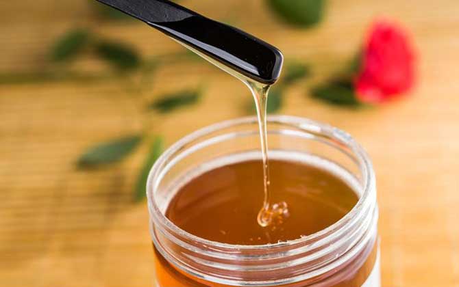 鉴定蜂蜜最简单的方法，要看色、香、味、结晶，还要看价格！