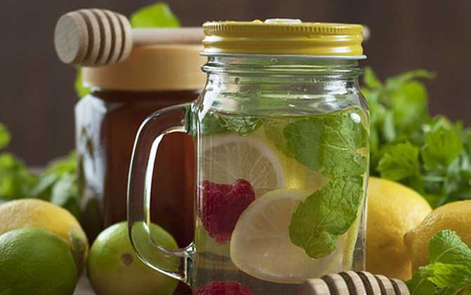 蜂蜜柠檬水的正确泡法，切勿长期过量饮用，更不能长期空腹饮用！