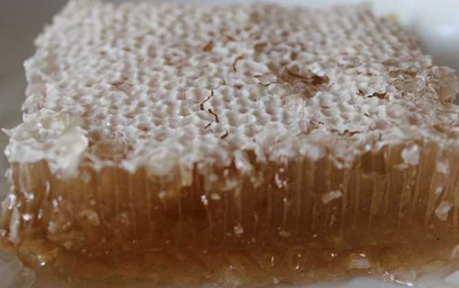 土蜂蜜有点酸味正常吗？